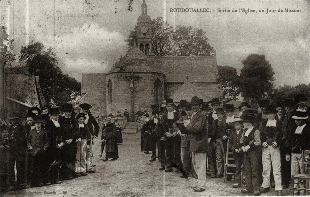 Sortie de messe à l'église Notre-Dame-de-Lorette de Roudouallec au début des années 1900.