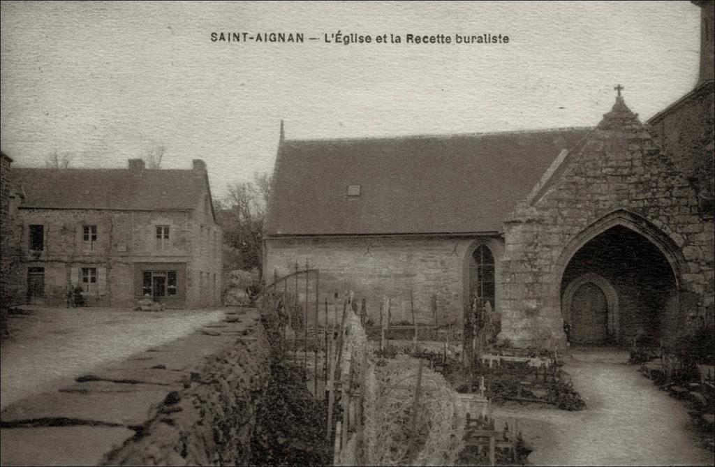 L'église et le bureau de tabacs dans le bourg de Saint-Aignan au début des années 1900.