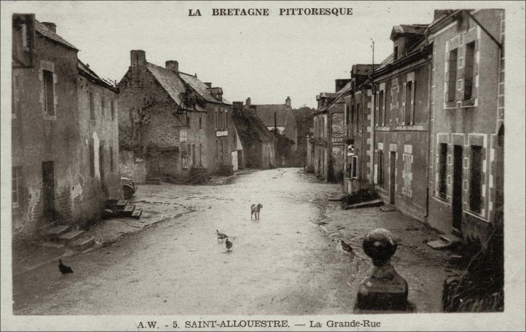 La grande rue du bourg de Saint-Allouestre au début des années 1900.