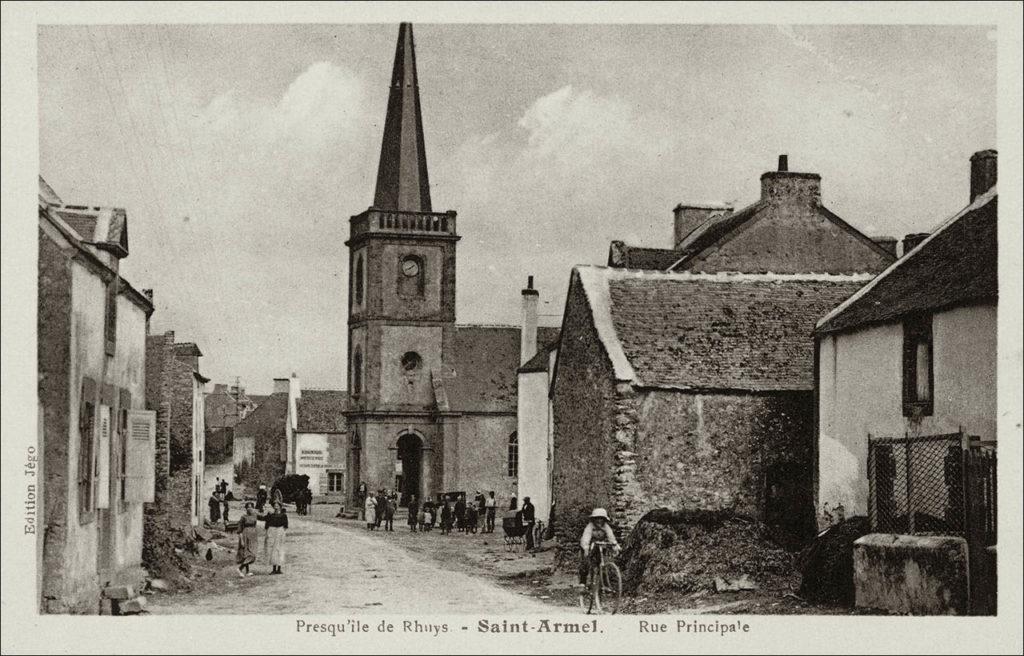 La rue principale et l'église Saint-Armel dans le bourg de Saint-Armel au début des années 1900.