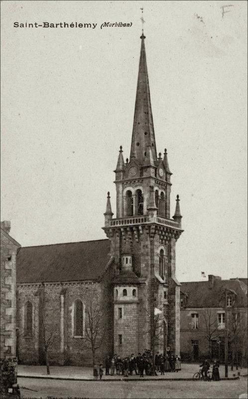 L'église Saint-Barthélemy dans le bourg de Saint-Barthélemy au début des années 1900.