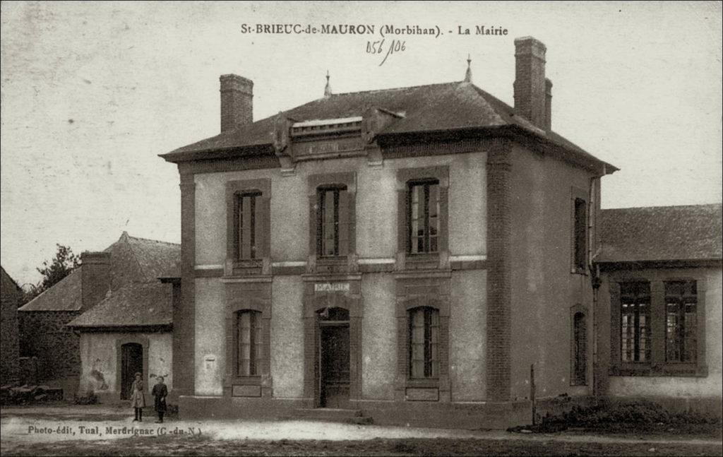 La mairie de Saint-Brieuc-de-Mauron au début des années 1900.
