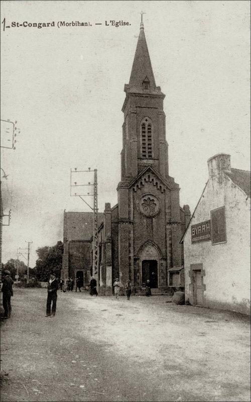 L'église paroissiale Saint-Congard dans le bourg de Saint-Congard au début des années 1900.