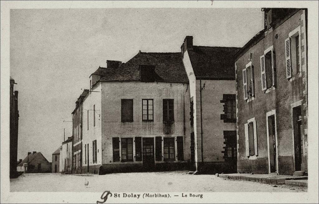 Vue du bourg de Dolay au début des années 1900.