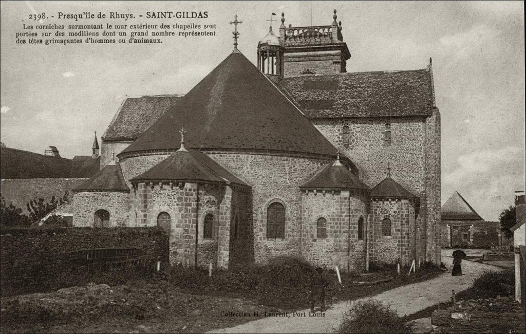 Vue de l'abbaye de Saint-Gildas-de-Rhuys au début des années 1900.