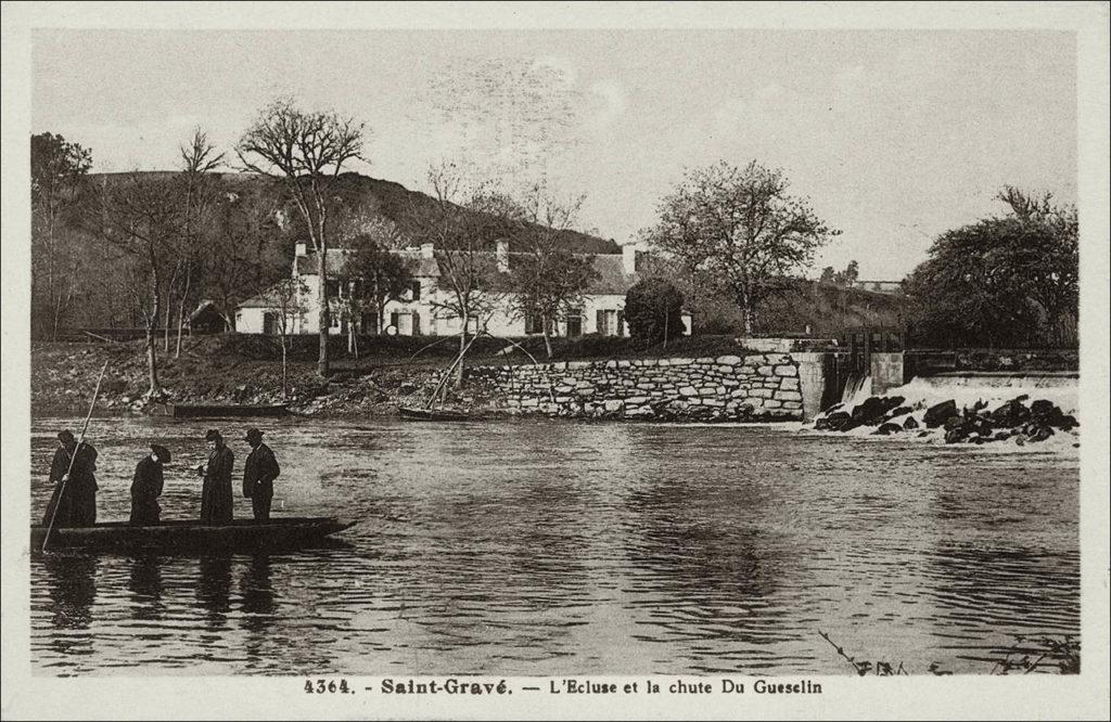 L'écluse sur l'Oust et la chute Du Guesclin sur la commune de Saint-Gravé au début des années 1900.