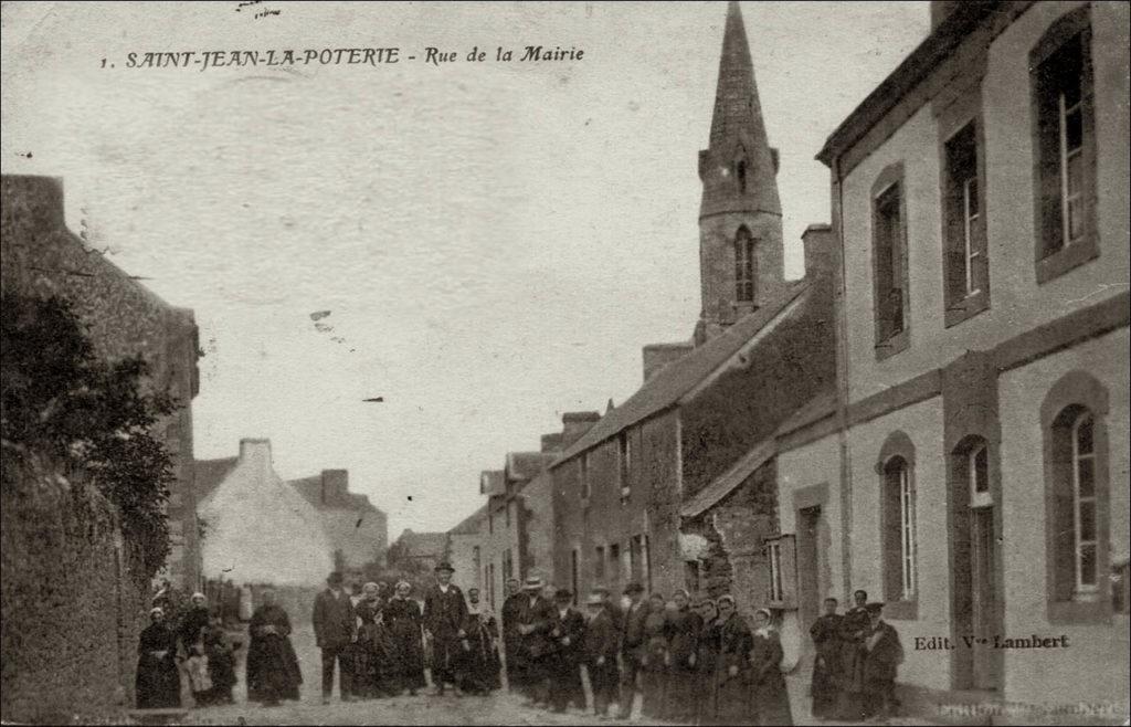 La rue de la Mairie dans le bourg de Saint-Jean-la-Poterie au début des années 1900.