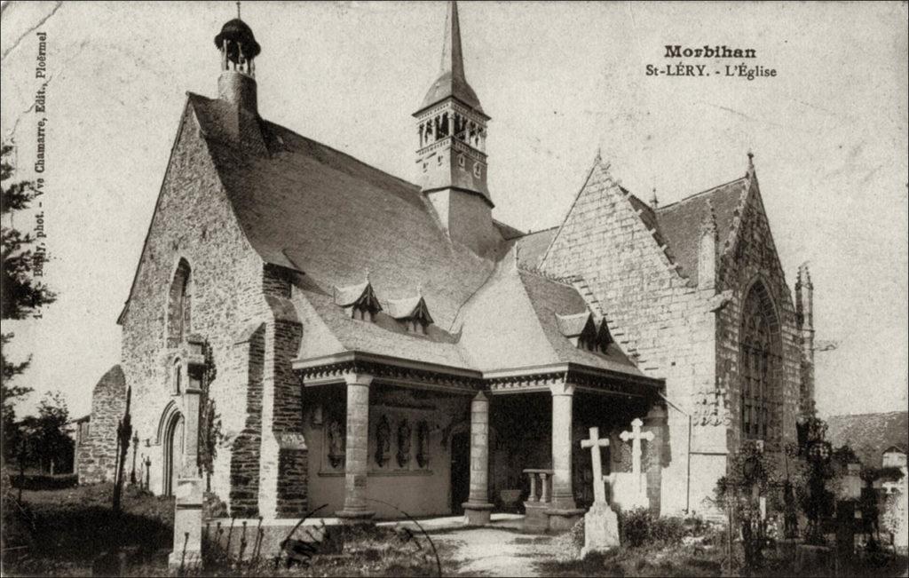L'église Saint-Léry dans le bourg de Saint-Léry au début des années 1900.