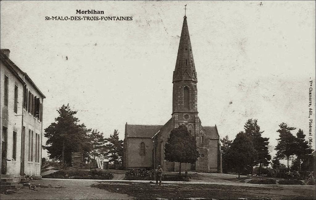 L'église dans le bourg de Saint-Malo-les-Trois-Fontaines au début des années 1900.