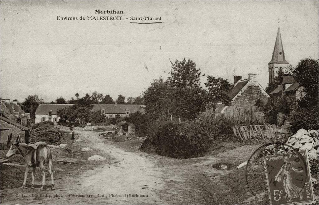 Vue générale du bourg de Saint-Marcel au début des années 1900.