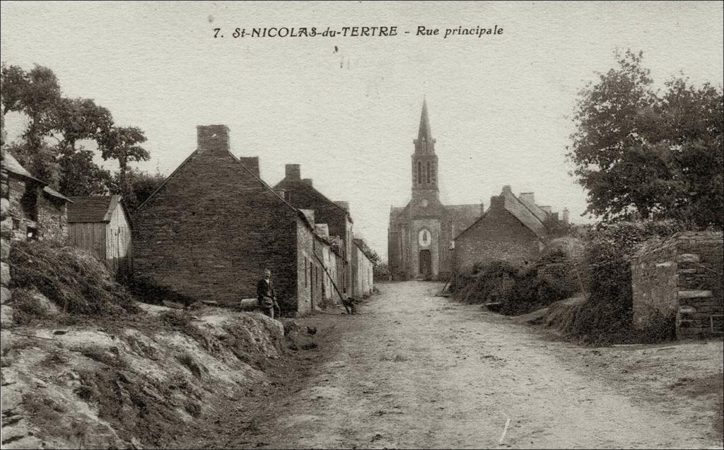 La rue principale et l'église dans le bourg de Saint-Nicolas-du-Tertre au début des années 1900.