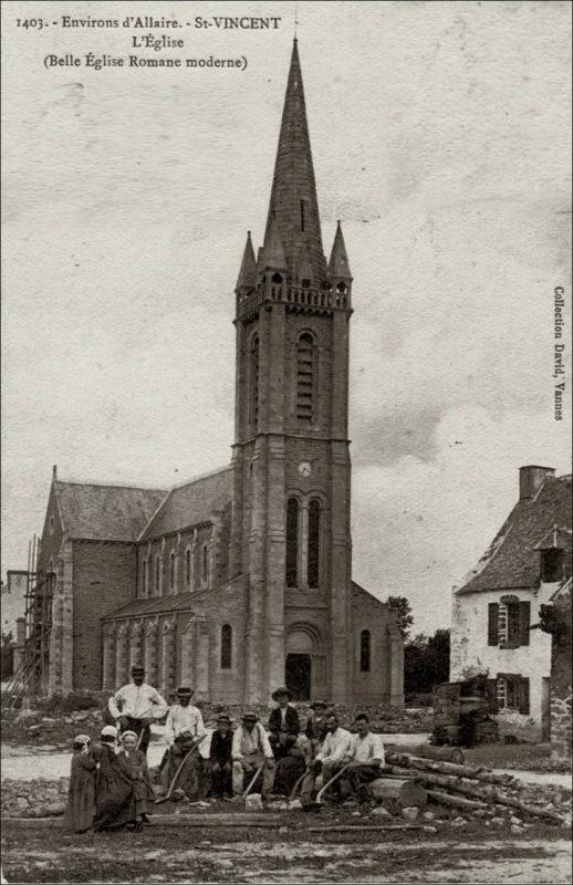 L'église Saint-Vincent dans le bourg de Saint-Vincent-sur-Oust au début des années 1900.