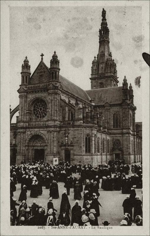 La basilique de Sainte-Anne-d'Auray au début des années 1900.