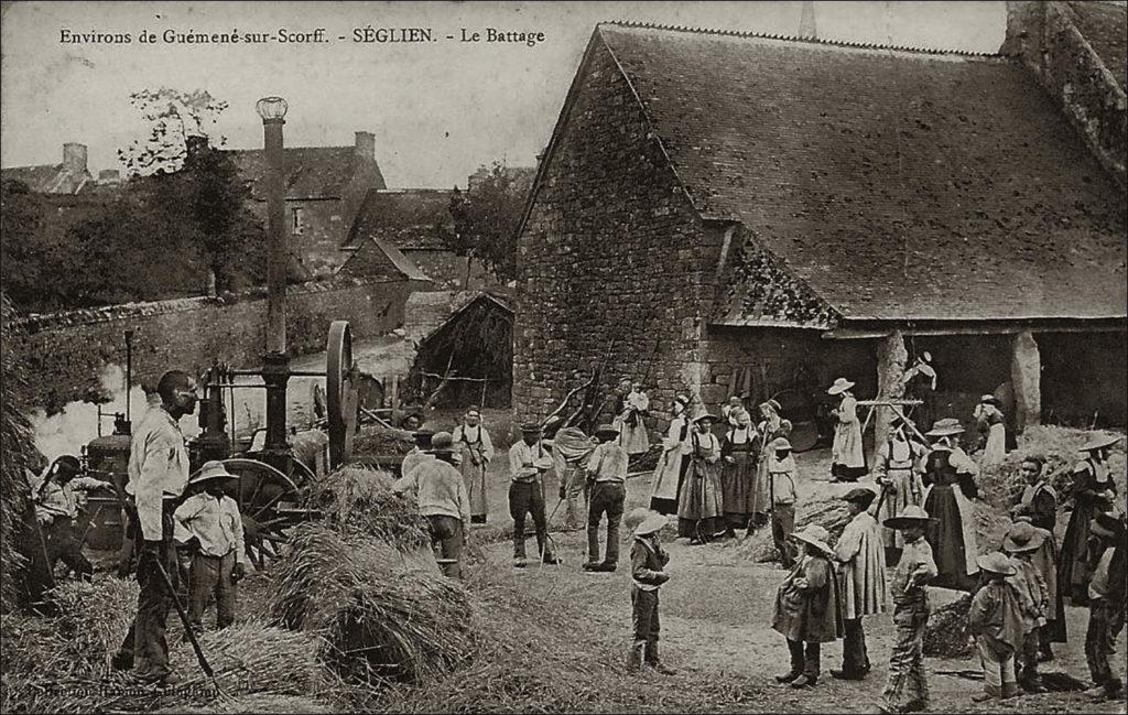 Le battage dans une ferme de la commune de Séglien au début des années 1900.