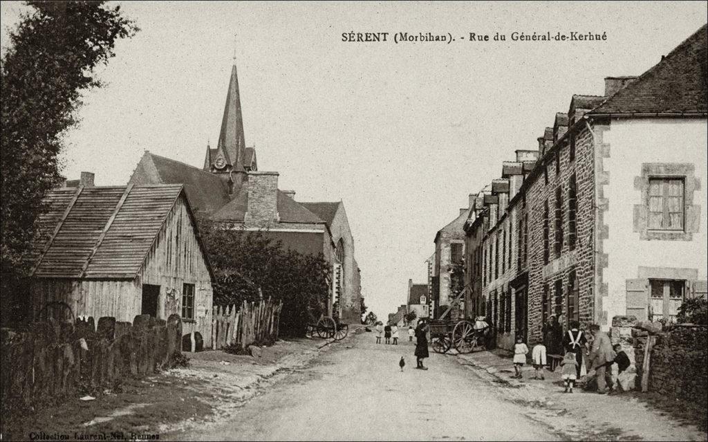 La rue du général de Kerhué dans le bourg de Sérent au début des années 1900.