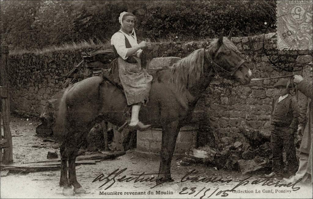 Une cavalière revenant du moulin sur la commune de Silfiac au début des années 1900.