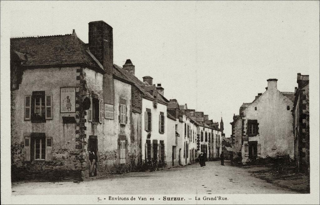 La grande rue dans le bourg de Surzur au début des années 1900.