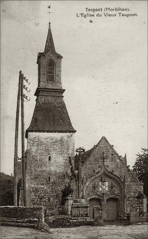 L'église Saint-Golven dans le bourg de Taupont au début des années 1900.