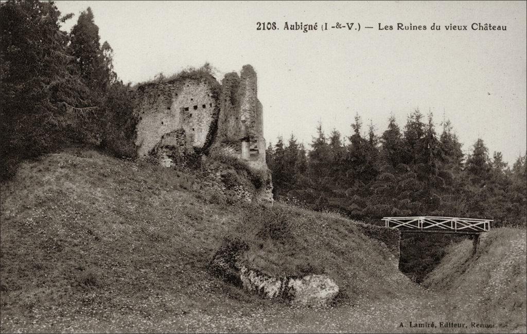 Les ruines du vieux château sur la commune d'Aubigné au début des années 1900.