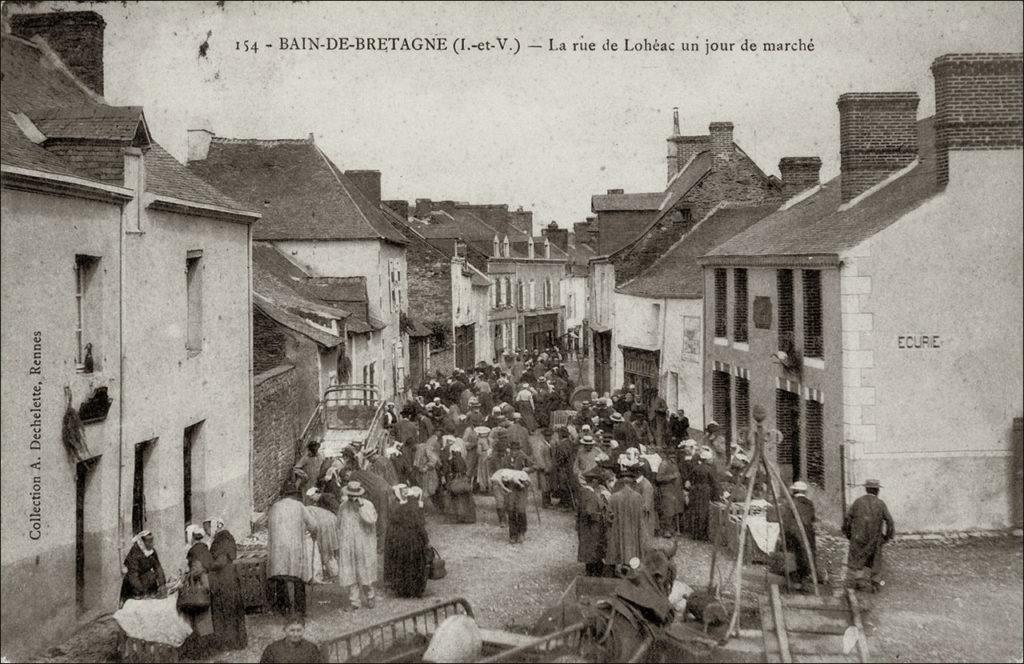 Jour de marché dans le bourg de Bain-de-Bretagne au début des années 1900.