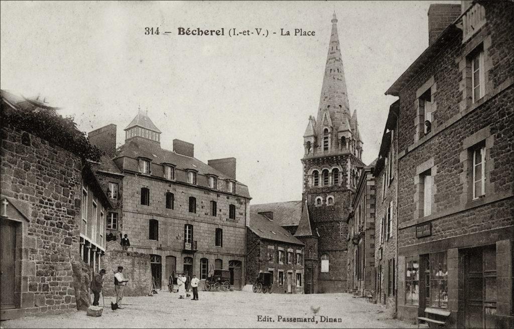 La place du bourg de Bécherel avec le clocher de l'église au début des années 1900.