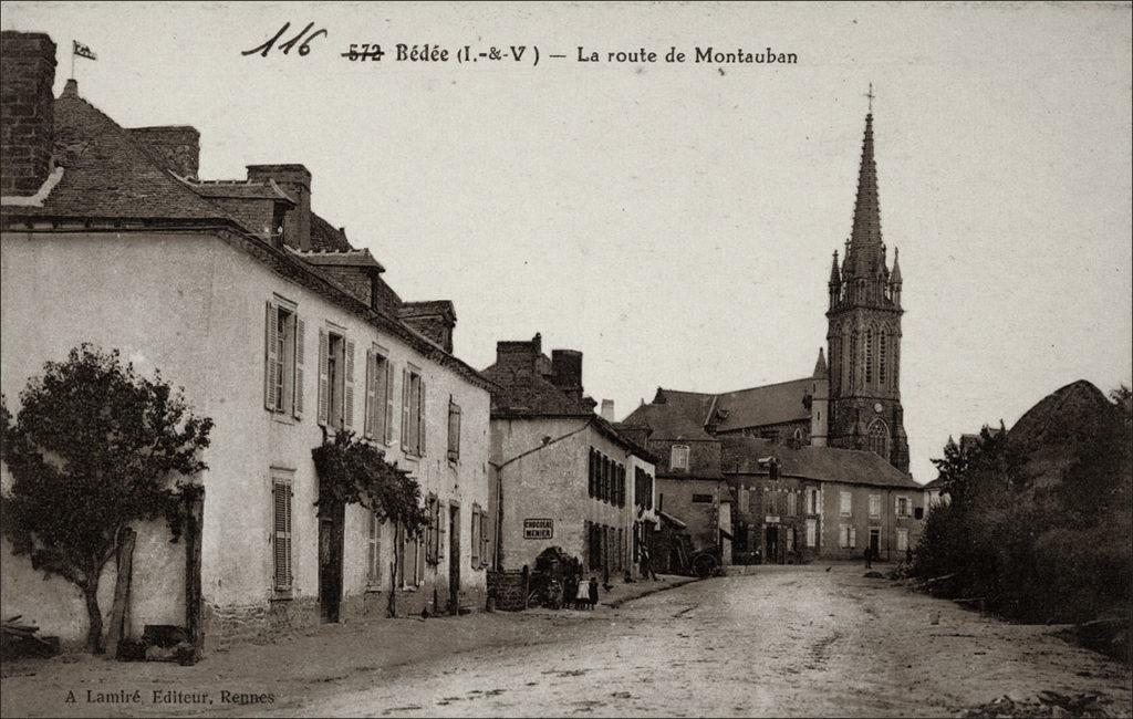 Le bourg et l'église Saint-Pierre-et-Saint-Louis sur la commune de Bédée au début des années 1900.