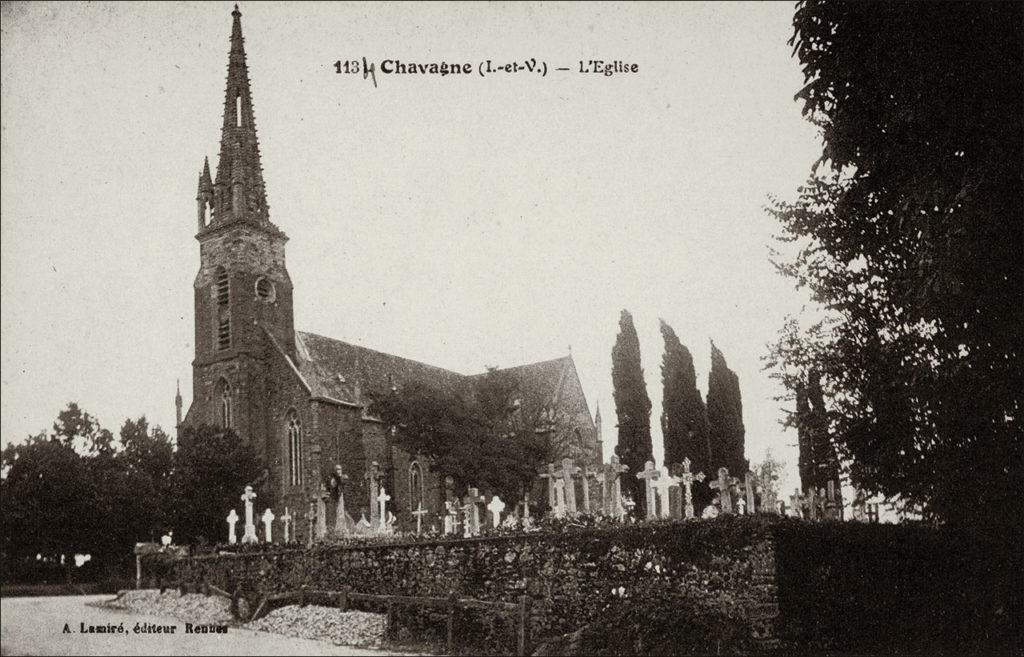 L'église Saint-Martin dans le bourg de Chavagne au début des années 1900.