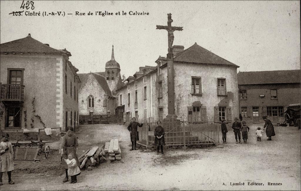 Le bourg et le clocher de l'église dans le bourg de Cintré au début des années 1900.