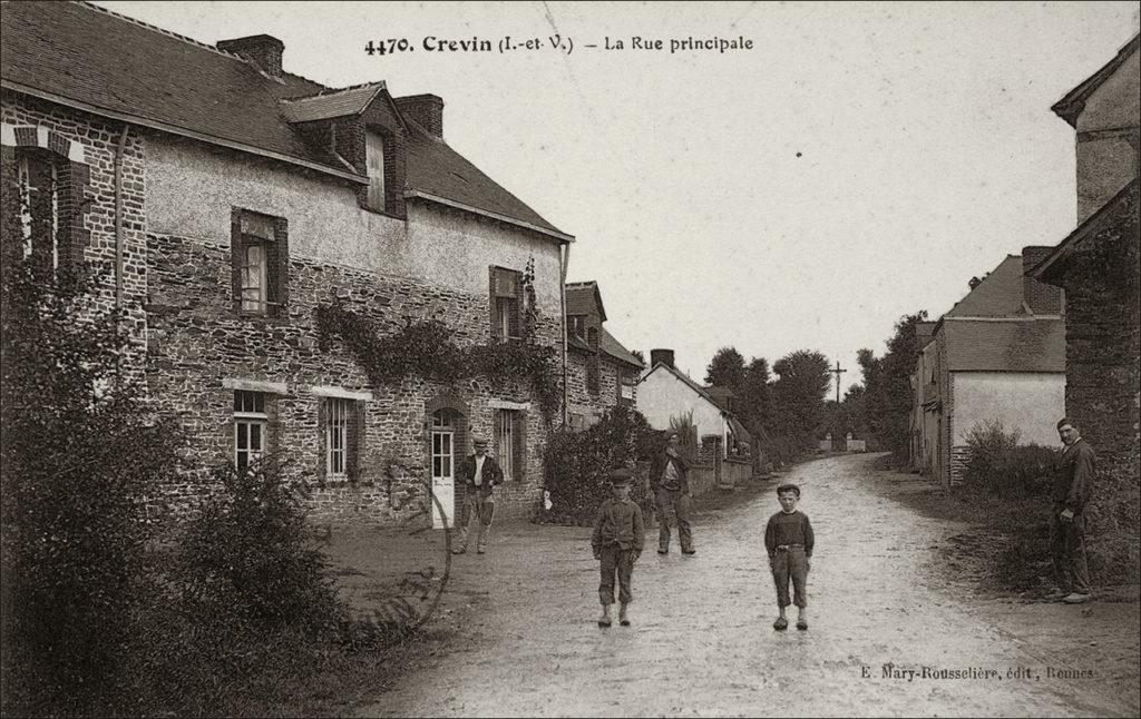 La rue principale du bourg de Crevin au début des années 1900.