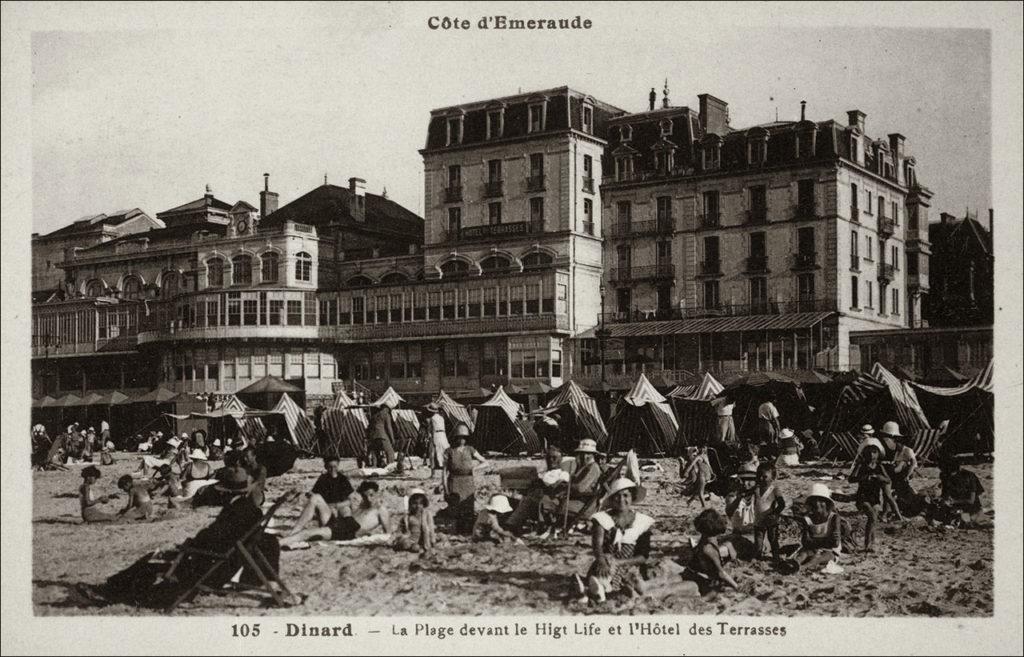 La plage devant les hôtels sur la commune de Dinard au début des années 1900.