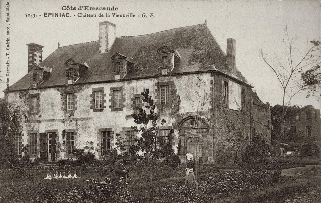 Le château de la Vieuxville sur la commune d'Epiniac au début des années 1900.