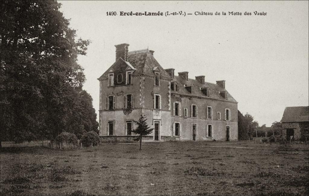 Le château de la Motte des Vaulx sur la commune d'Ercé-en-Lamée au début des années 1900.