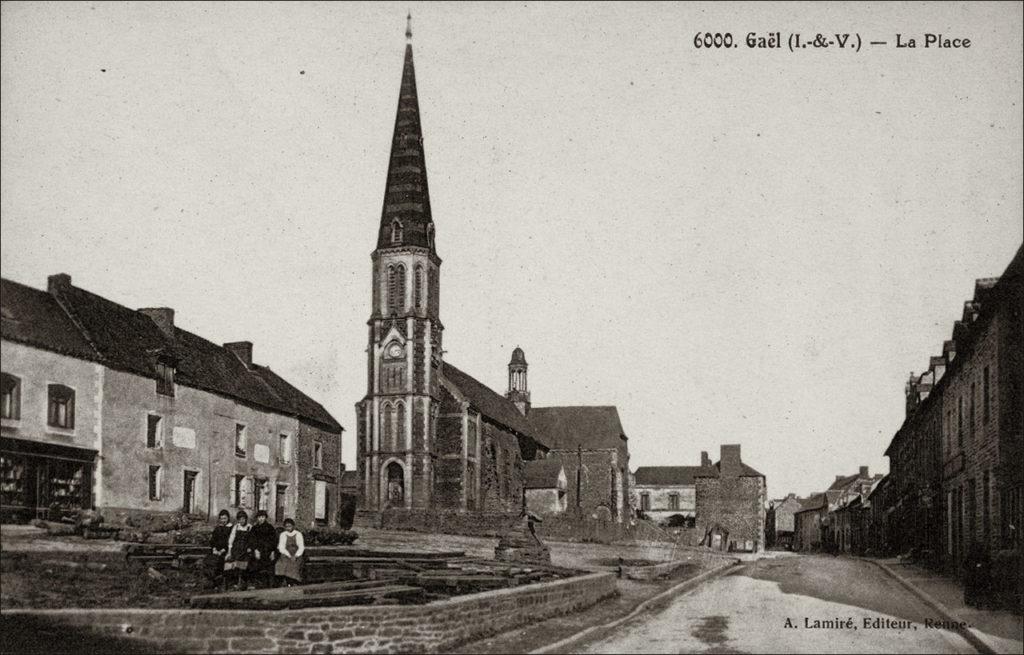 La place et l'église Saint-Pierre dans le bourg de Gaël au début des années 1900.
