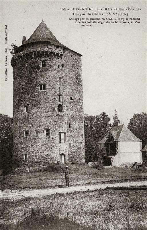 Le donjon du château sur la commune de Grand Fougeray au début des années 1900.