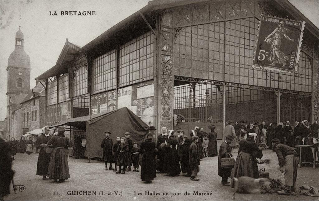 Les halles de Guichen un jour de marché au début des années 1900.