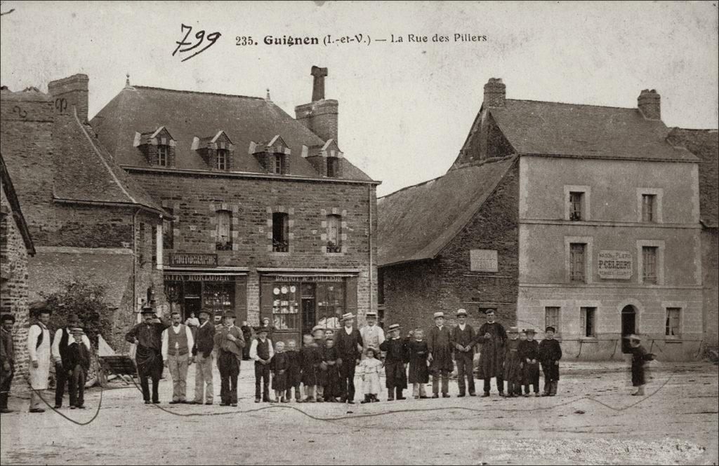 La rue des Pilliers dans le bourg de Guignen au début des années 1900.