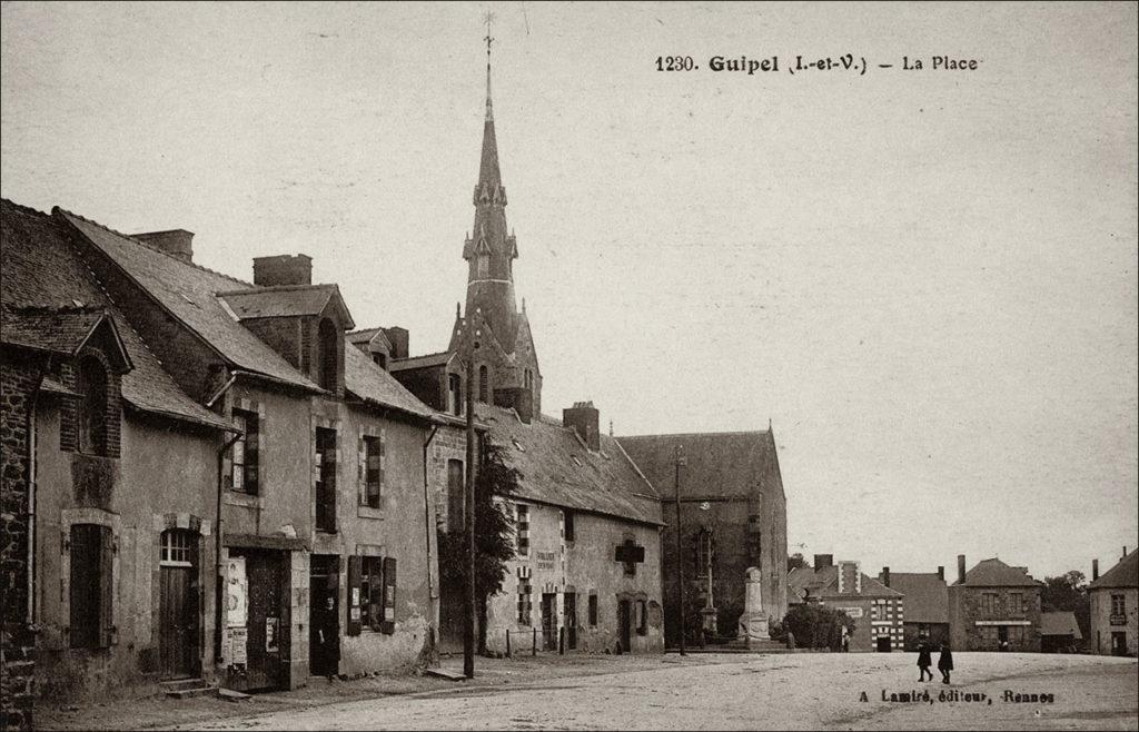 La place et le clocher de l'église Saint-Martin de Guipel au début des années 1900.