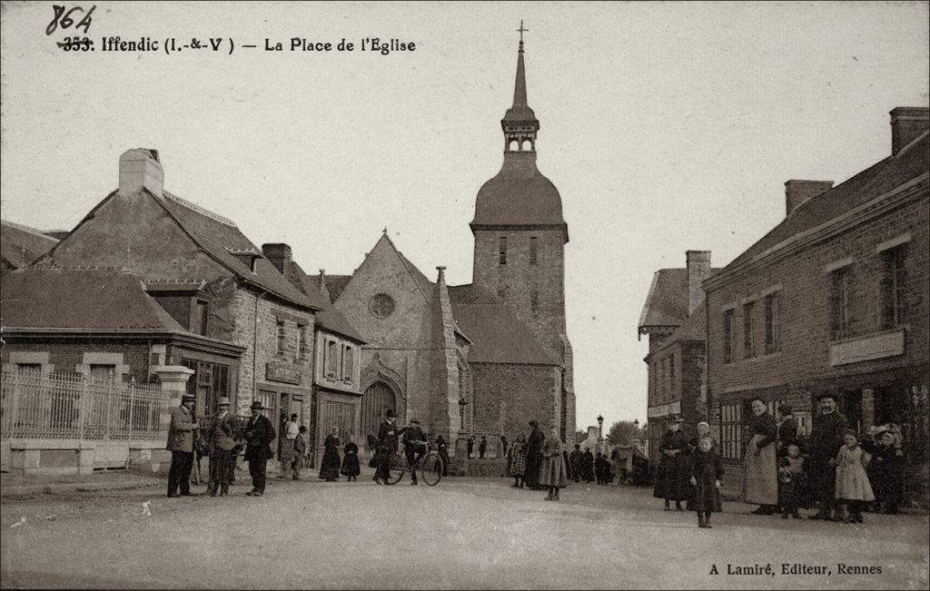 La place et l'église Saint-Éloi dans le bourg d'Iffendic au début des années 1900.
