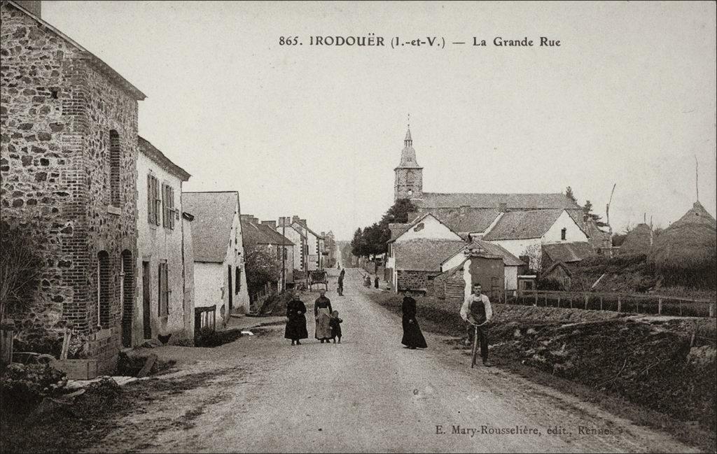 La grande rue du bourg d'Irodouër avec l'église Saint-Pierre au début des années 1900.