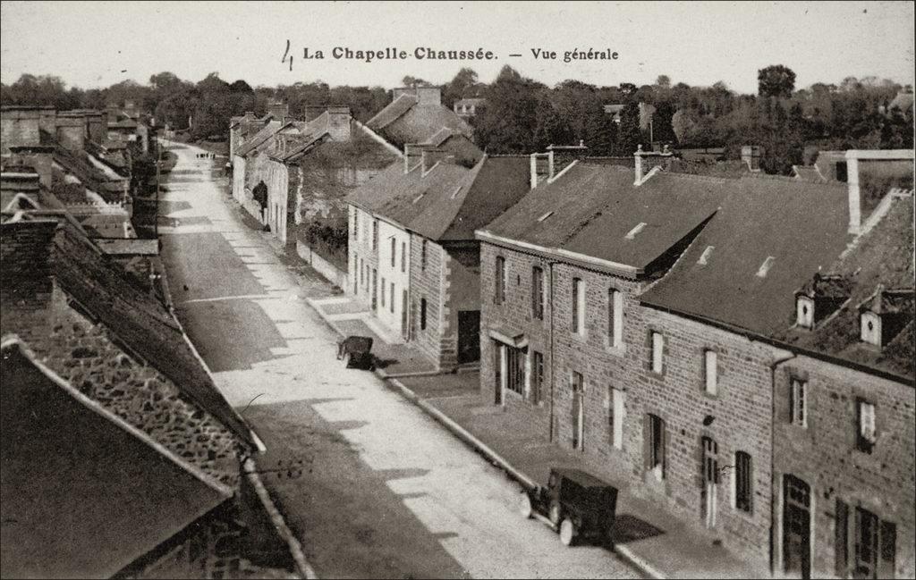 Vue générale du bourg de La Chapelle-Chaussée au début des années 1900.
