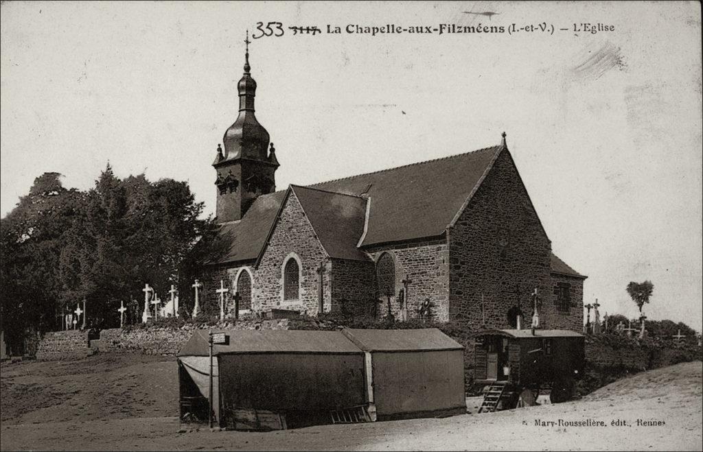 L'église Saint-Joseph dans le bourg de La Chapelle-aux-Filzméens au début des années 1900.