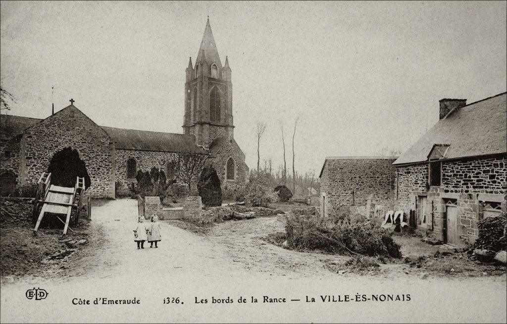 L'église Notre-Dame-et-Sainte-Anne, dans le bourg de La Ville-ès-Nonais au début des années 1900.