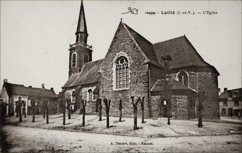 L'église Saint-Pierre dans le bourg de Laillé au début des années 1900.