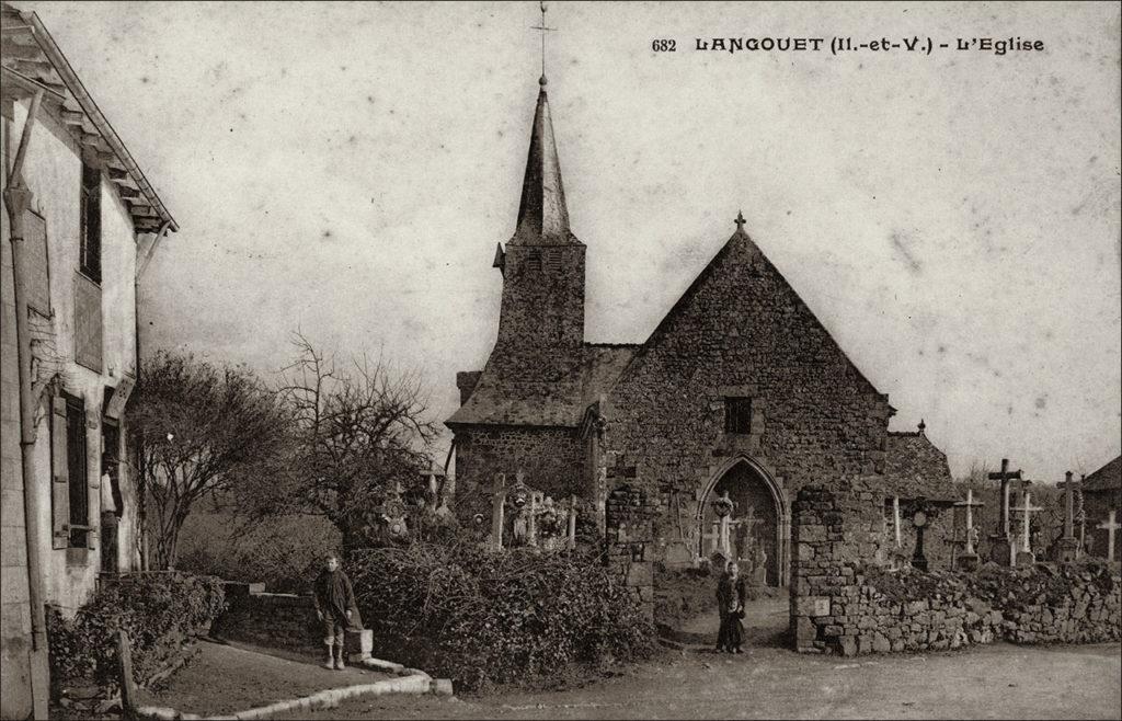 L'église dans le bourg de Langouet au début des années 1900.
