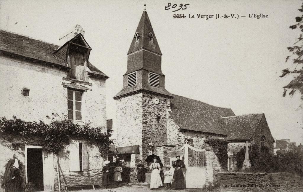 L'église Saint-Pierre du Verger dans le bourg de Verger au début des années 1900.
