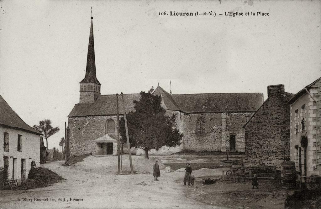 L’église Saint-Melaine dans le bourg de Lieuron au début des années 1900.