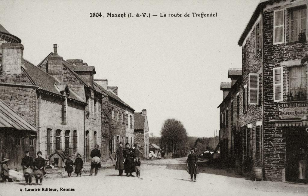 La route de Treffendel dans le bourg de Maxent au début des années 1900.