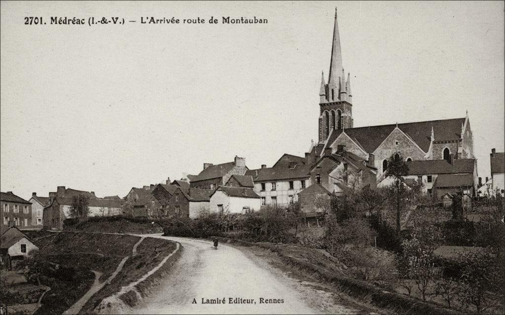 Vue générale du bourg de Médréac avec l'église Saint-Pierre au début des années 1900.
