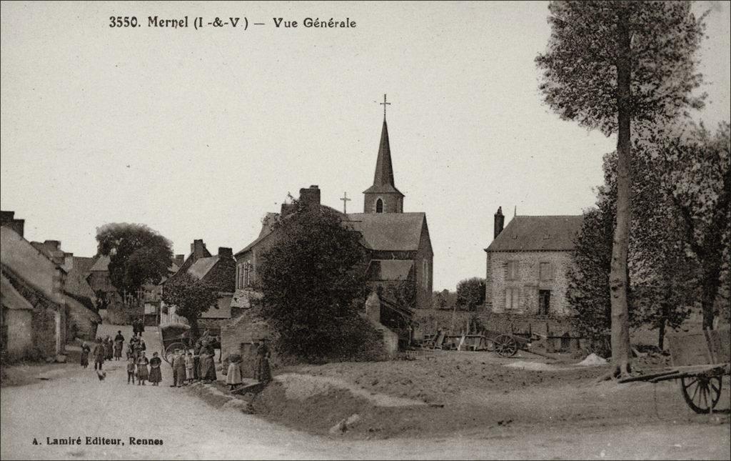 Le bourg de Mernel avec le clocher de l'église Saint-Martin au début des années 1900.