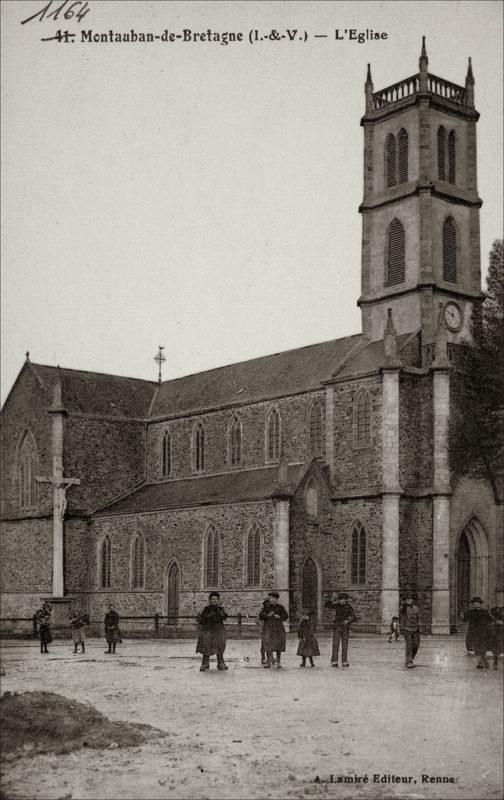 L'église Saint-Éloi dans le bourg de Montauban-de-Bretagne au début des années 1900.